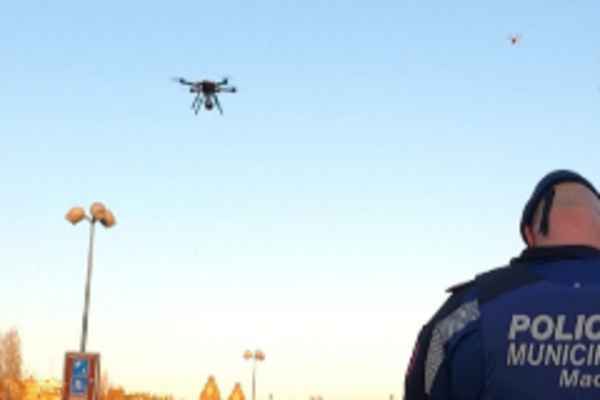 Drones con altavoces avisan a la gente de Madrid que permanezca en casa » Ñanduti