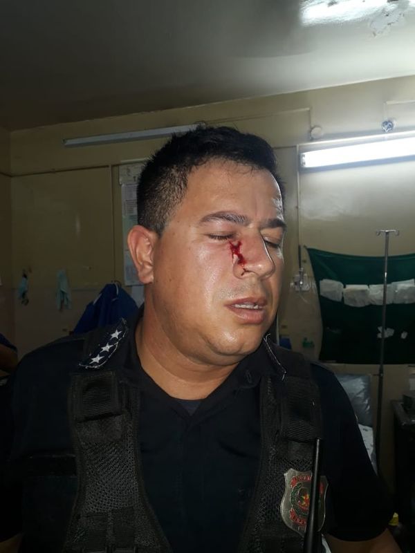 Inadaptados hieren de un botellazo a policías que quisieron hacer cumplir cuarentena - Nacionales - ABC Color