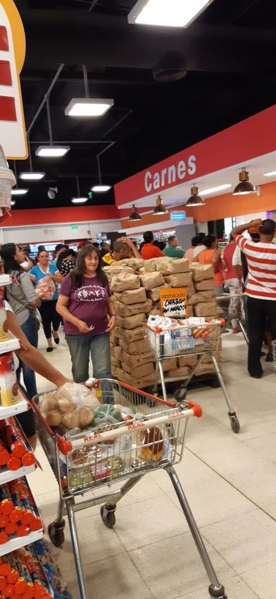 Piden la presencia de un miembro por familia en supermercados