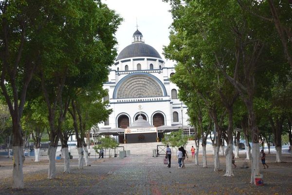 Misa a puertas cerradas, pero algunos fieles igual visitan la basílica - Nacionales - ABC Color