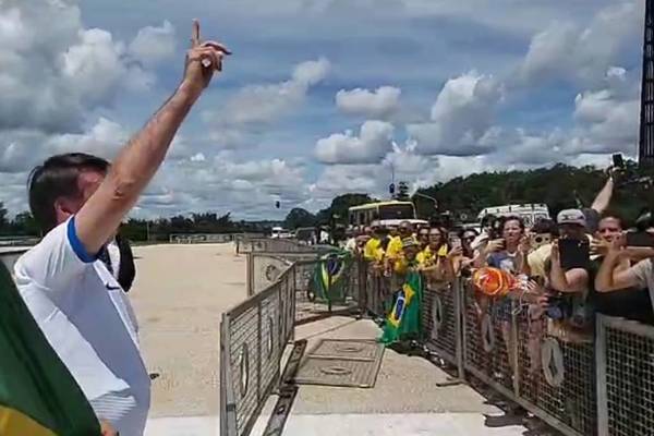 Bolsonaro deja aislamiento por coronavirus y participa de acto contra el Congreso - ADN Paraguayo