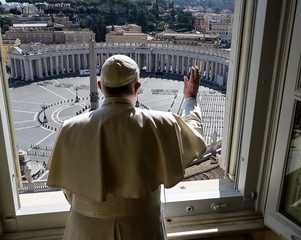 El papa salió del Vaticano para orar en una basílica de Roma