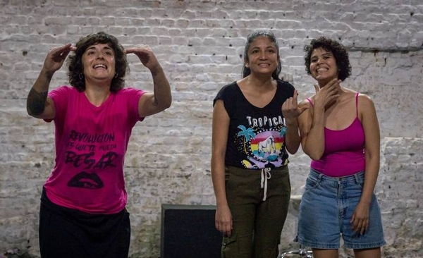 HOY / "Aháta aju”: Teatro documental sobre la migración