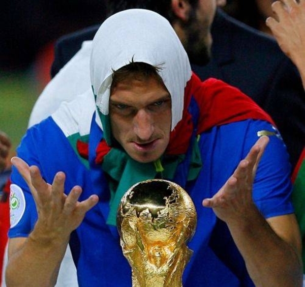 HOY / Los campeones del mundo de 2006 consuelan a la Italia aislada