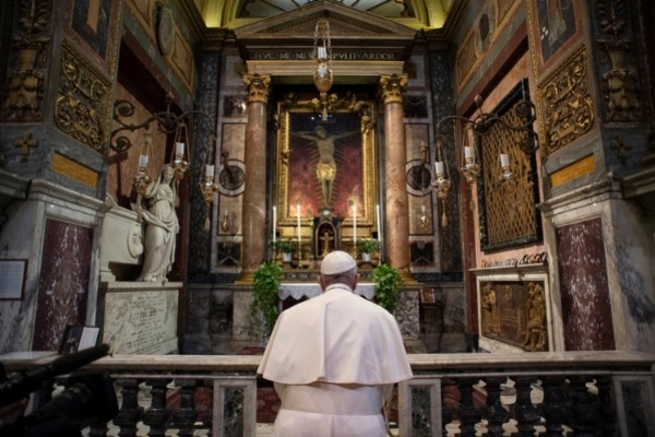 El papa reza ante el crucifijo de la "Gran Peste" por el fin de la pandemia » Ñanduti
