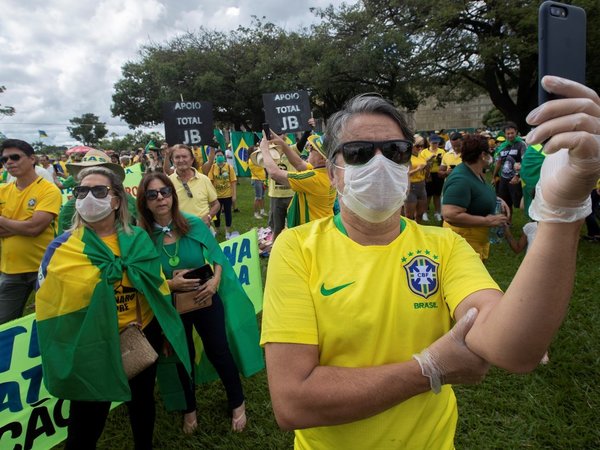 Hacen marchas en Brasil pese a restricciones por Covid-19