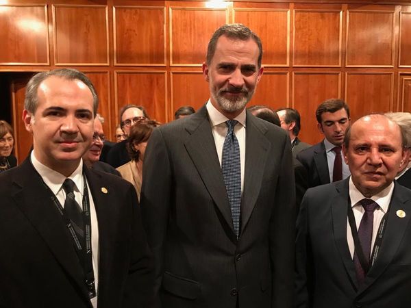 Rey de España renuncia a herencia y retira asignación a Juan Carlos