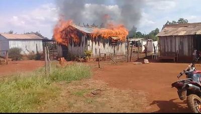 Incendio reduce a cenizas una vivienda en Hernandarias - ABC en el Este - ABC Color