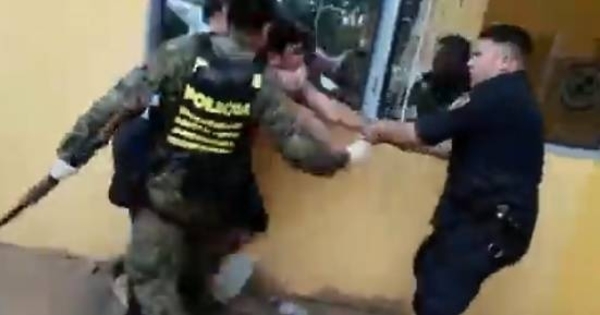 HOY / Santaní: detienen a 6 personas por no acatar orden del gobierno, uno agrede a policías