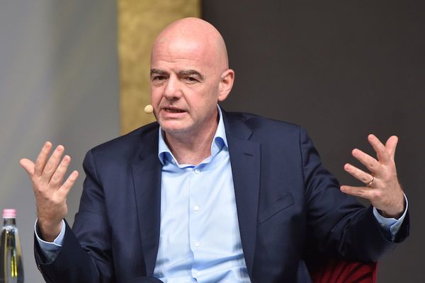 Infantino enseña a lavar las manos