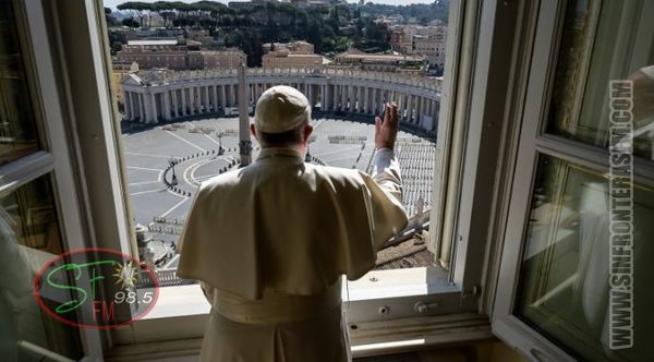 Papa bendice una desolada plaza de San Pedro a consecuencia del coronavirus