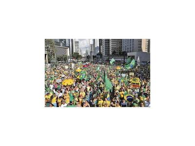 Bolsonaro aparece en acto de apoyo y minimiza el Covid-19