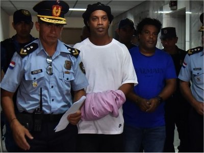 Defensa de Ronaldinho y hermano analiza opciones para liberarlos