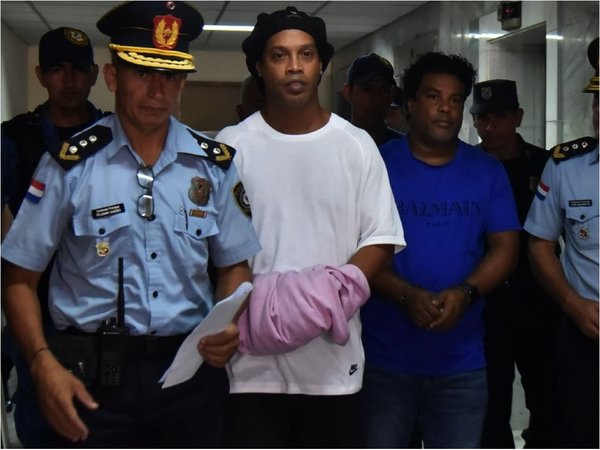 Defensa de Ronaldinho y hermano analiza opciones para liberarlos
