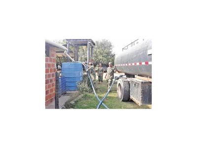 Militares acarrean agua para chaqueños que sufren sequía