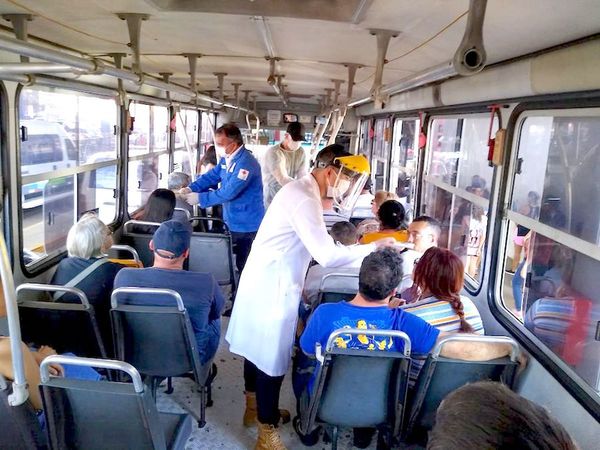 Un aplauso a los médicos que luchan contra el COVID-19