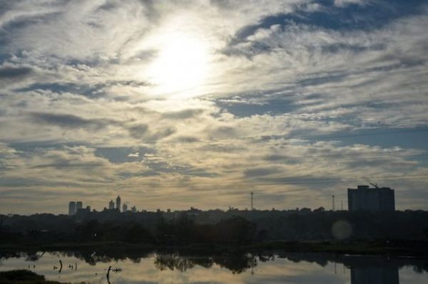 Lunes caluroso, con mucha humedad y posibles lluvias