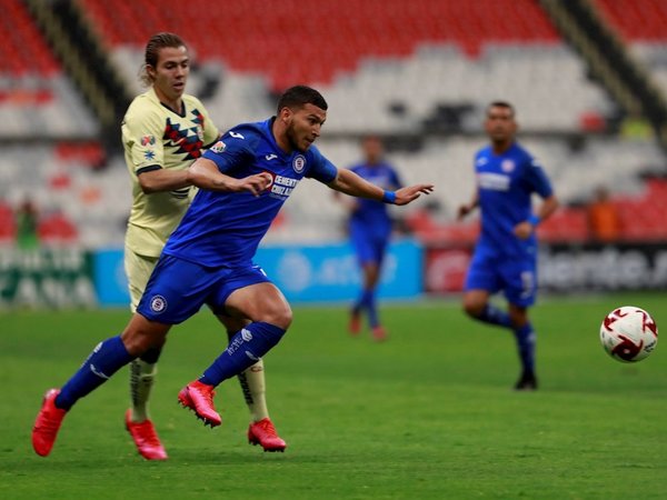 Juan Escobar, asistente para victoria del Cruz Azul ante América