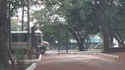 Gobernación con portones cerrados