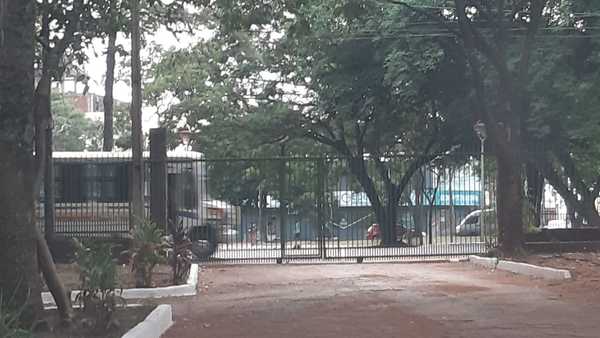 Gobernación con portones cerrados