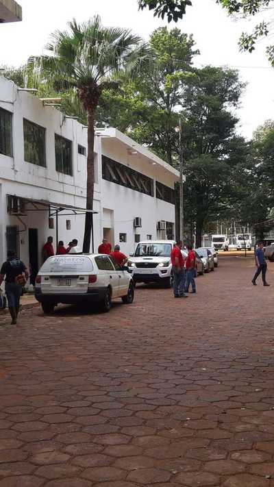 Funcionarios aglomerados en la Gobernación