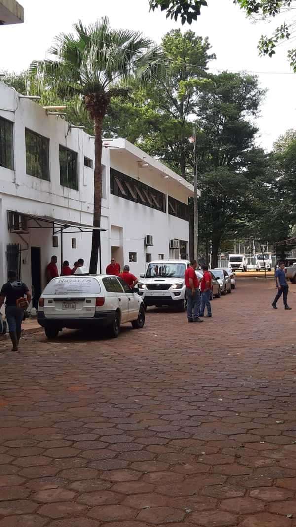 Funcionarios aglomerados en la Gobernación