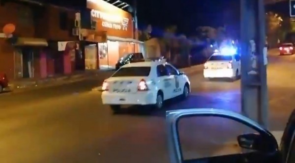 “Favor, todos a su domicilio”, ordena la Policía en sus recorridos