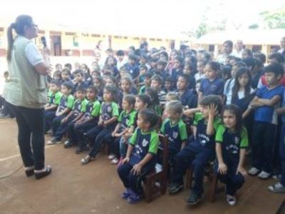 Alumnos reciben las tareas por whatsApp y plataformas virtuales