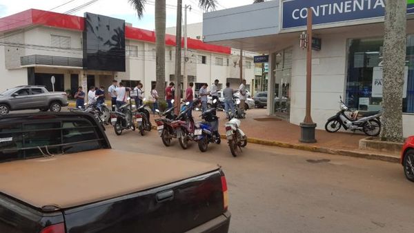 Comercios abren sus puertas mientras enfrente a los bancos y supermercados se aglomeran personas