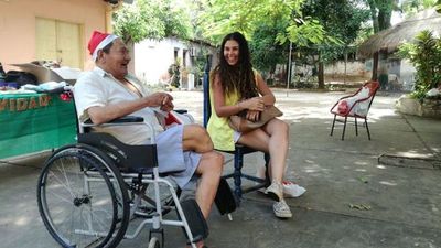 Paciencia y amor juvenil en hogares de ancianos - Periodismo Joven - ABC Color