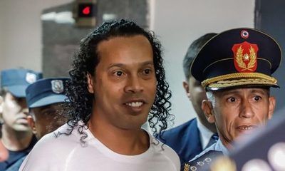Ronaldinho ofreció 1,6 millones de dólares para librarse de la prisión preventiva