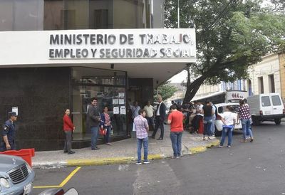 Aglomeración en el Ministerio del Trabajo - Nacionales - ABC Color