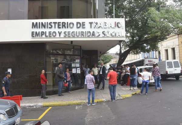 Aglomeración en el Ministerio del Trabajo - Nacionales - ABC Color