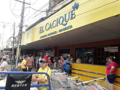 Pandemia: Aglomeración de personas frente a comercios en Luque •