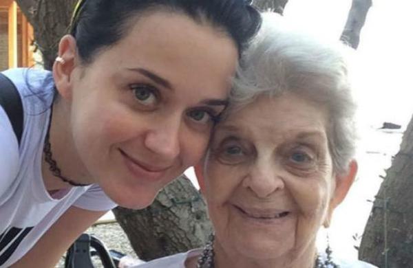 El conmovedor video en el que Katy Perry le cuenta a su abuela moribunda que está embarazada - SNT
