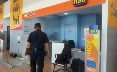 Cuatro hombres armados asaltan local de Itaú en Ciudad Nueva