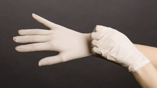 Uso de guantes de látex genera una falsa sensación de seguridad