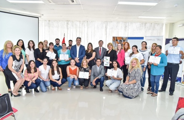 Certifican y entregan premios a los mejores proyectos de negocio | Lambaré Informativo