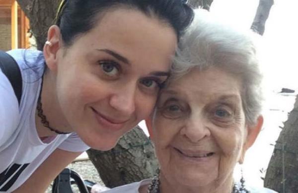El conmovedor video en el que Katy Perry le cuenta a su abuela moribunda que está embarazada - C9N
