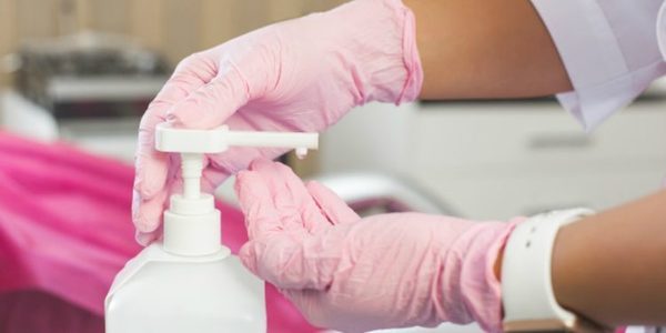 Francia: Luis Vuitton producirá gel desinfectante para manos y lo donará a los hospitales