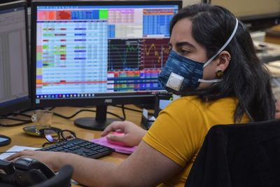 Bolsas mundiales y petróleo se hunden por el coronavirus