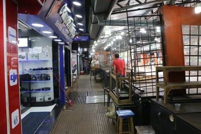 Anuncian más cierres de comercios en el Este