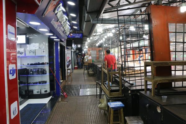 Anuncian más cierres de comercios en el Este