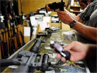 Aumenta la venta de armas en EEUU por el temor a los efectos del coronavirus
