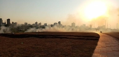 HOY / Criminal inconsciencia en la Costanera: pastizales se siguen quemando en plena crisis