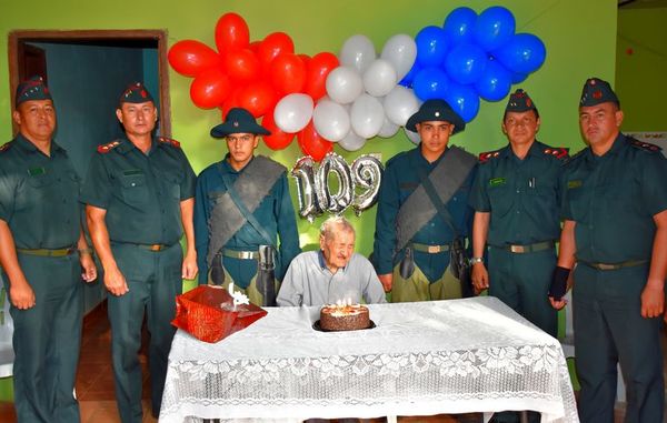 Héroe de la Guerra Chaco recibe una emotiva serenata al cumplir 109 años - Interior - ABC Color