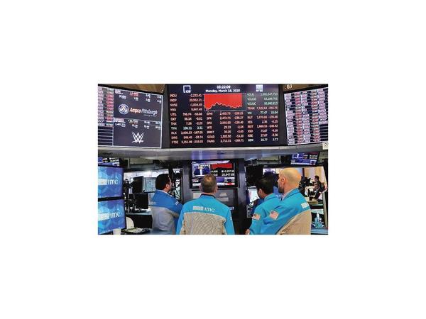 Bolsas y petróleo viven otro lunes negro por el Covid-19
