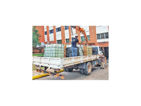 Petropar entregó ayer dos mil litros de alcohol diluido al Hospital de Clínicas