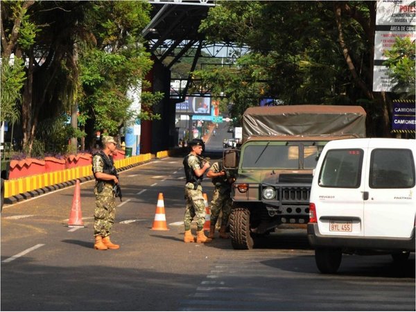 Fuerte control militar en el cruce por el Puente de la Amistad