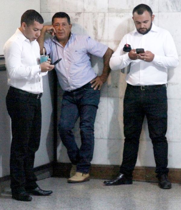 Suspenden juicio a los “caseros de oro” de Tomás Rivas por el covid-19 - Política - ABC Color